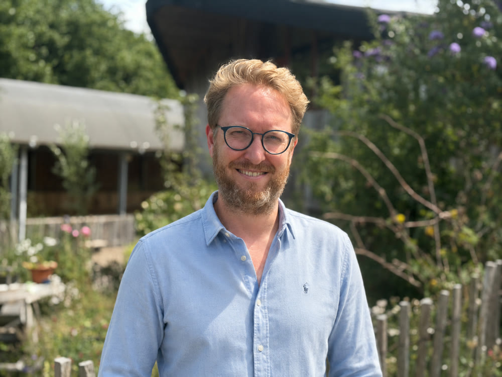 Sebastian, die de boerderij mee draaiende houdt